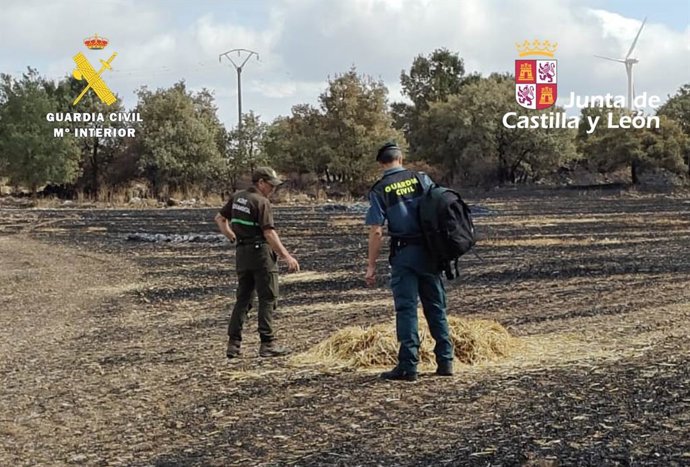 Agentes de la Guardia Civil en la zona de Marmellar donde se produjo el incendio.