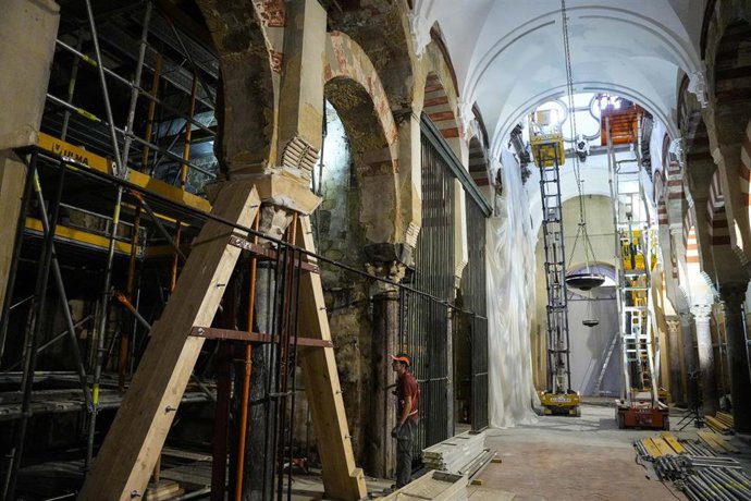 Imágenes de las obras de afianzamiento de la Mezquita-Catedral de Córdoba tras el incendio que se produjo el 8 de agosto, a 5 de septiembre de 2025 en Córdoba (Andalucía, España).