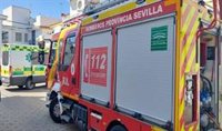 Declarado un incendio en la mediana de la avenida Averroes (Sevilla) que alerta a una veintena de conductores