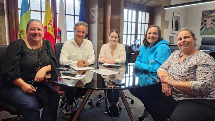 El alcalde de Camargo, Diego Movellán, se reúne con representantes de la Asociación Apapachando
