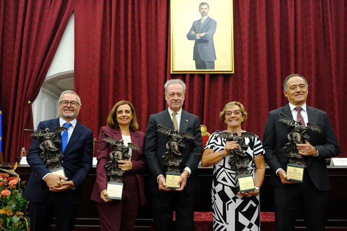 Imagen de los galardonados de los Premios Fama 2024-2025 de la Universidad de Sevilla.
