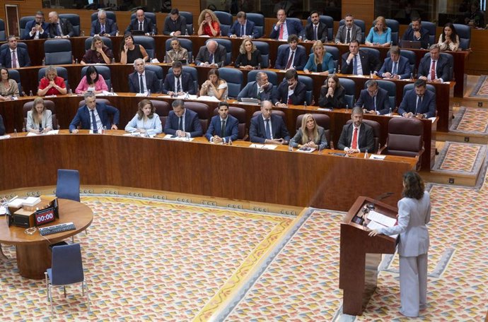 La presidenta de la Comunidad de Madrid, Isabel Díaz Ayuso (d), interviene durante el Debate sobre el Estado de la Región, en la Asamblea de Madrid, a 11 de septiembre de 2025, en Madrid (España).