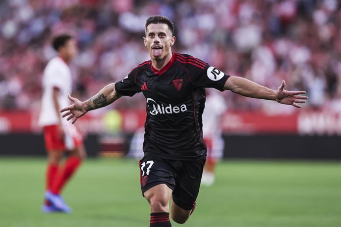 El delantero Alfon González celebra uno de los dos goles que dieron el primer triunfo al Sevilla en la temporada 2025-26 en Montilivi.