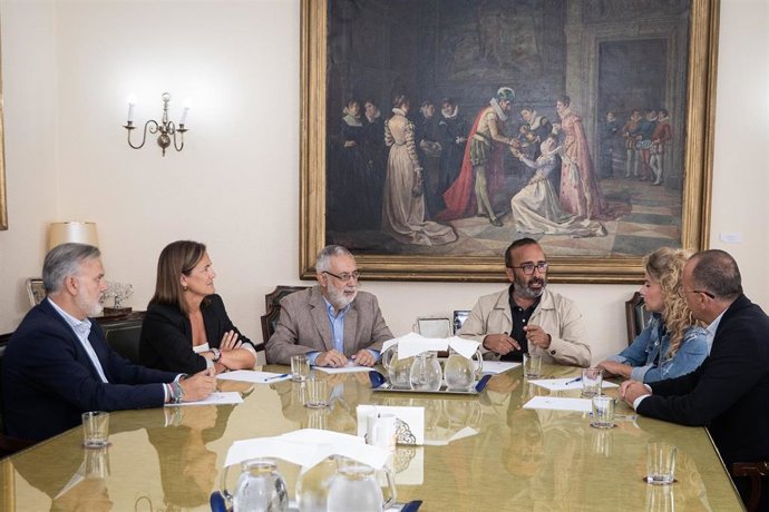 Reunión del presidente de la Diputación de Cáceres, Miguel Ángel Morales, con el subdelegado del Gobierno, José Antonio García, los alcaldes de Plasencia y Navalmoral de la Mata, y las alcaldesa de Coria y Trujillo