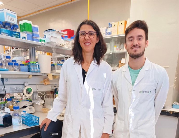 Belén Gómez González, investigadora de la US, junto a Iván Núñez Martín, primer autor del trabajo.