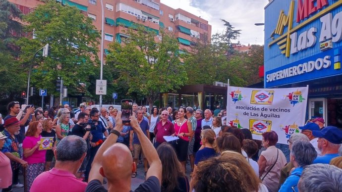 El chef Sergio Fernández respalda la protesta vecinal para exigir una estación de Metro en el barrio de Las Águilas