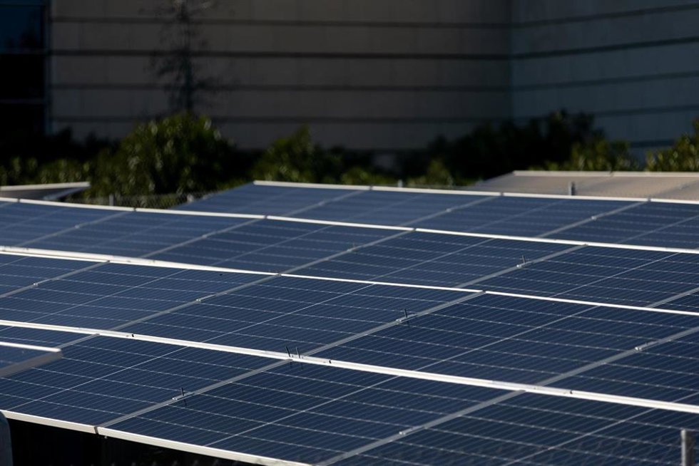 Archivo - Imagen de archivo de placas solares.
