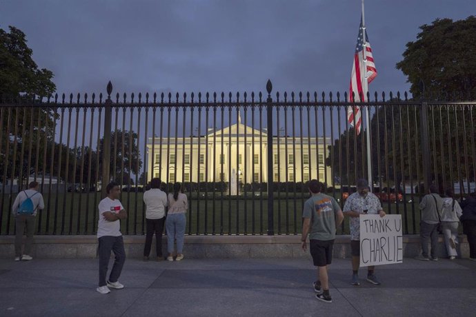 Bandera a media asta por el asesinato del activista Charlie Kirk