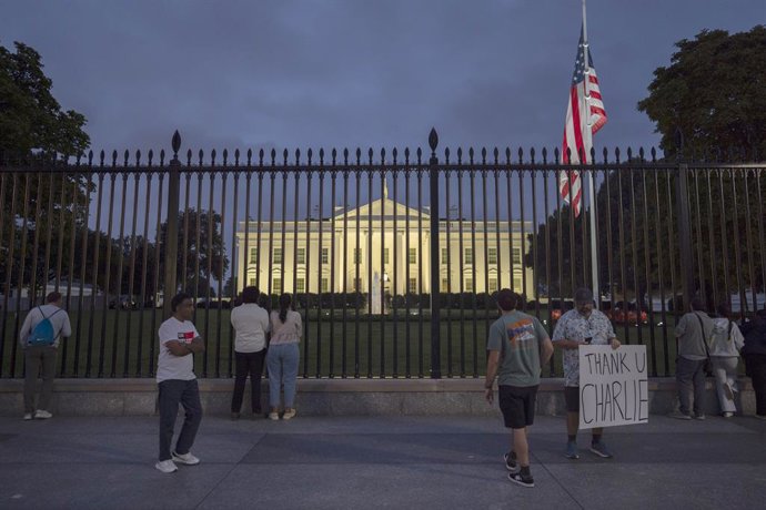 10 de setembro de 2025: De acordo com a diretriz de Donald Trump, as bandeiras foram abaixadas a meio mastro em D.C. enquanto os enlutados se reuniam ao anoitecer com velas para homenagear o comentarista conservador Charlie Kirk, que foi baleado fatalment