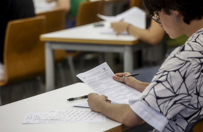 Archivo - Arxiu - Una estudiant en les proves d'accés a la universitat a València. Imatge d'arxiu.