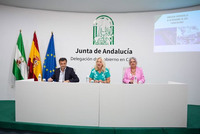 La delegada de la Junta de Andalucía en Cádiz, Mercedes Colombo, el alcalde de Cádiz, Bruno García, y la subdelegada del Gobierno en la provincia, Blanca Flores, en la primera reunión preparatoria del simulacro 'Respuesta25'