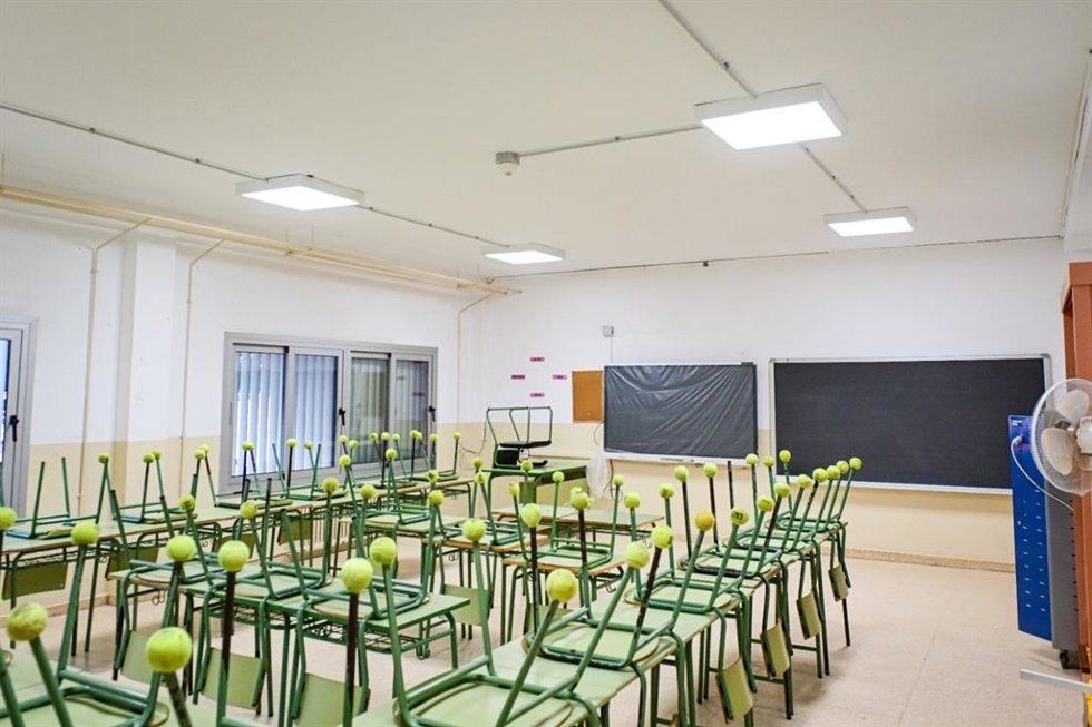 Aula del CEIP Camilo José Cela con nuevas lámparas LED.