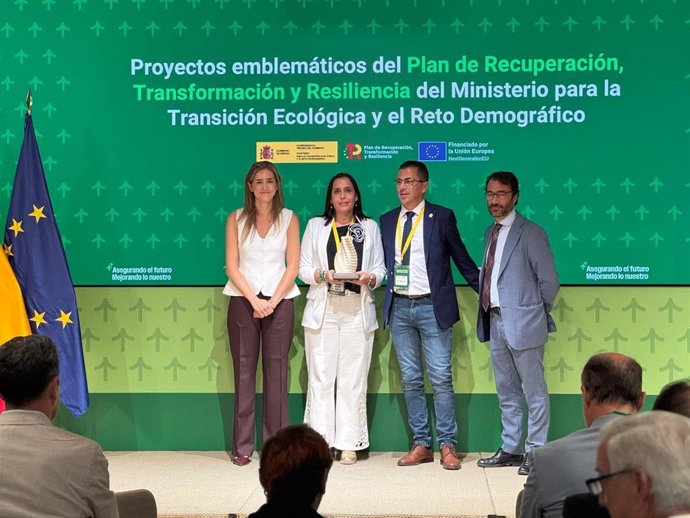 La diputada de Medio Ambiente, Transición Ecológica, Agricultura y Ganadería, Angélica García, recoge una distinción otorgada a la Diputación de Cáceres por la Oficina de Transición Comunitaria