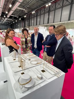 El conseller de Empresa, Autónomos y Energía, Alejandro Sáenz de San Pedro, visita uno de los puestos de los expositores en Ifema.