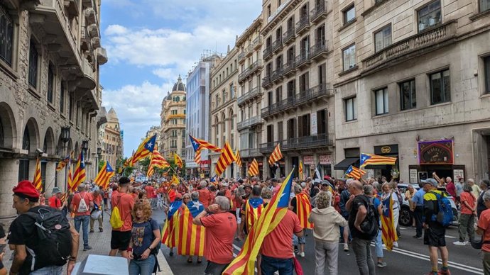 Concentrados protestan frente a la sala del Contencioso Administrativo del TSJC en la via Laietana
