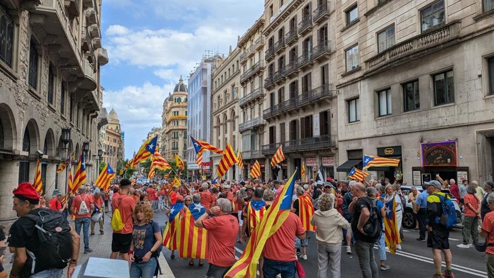 Concentrados protestan frente a la sala del Contencioso Administrativo del TSJC en la via Laietana