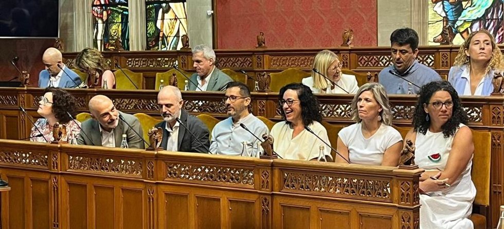 Bancada de la oposición, entre la que se encuentra el grupo socialista, en el Consell de Mallorca.