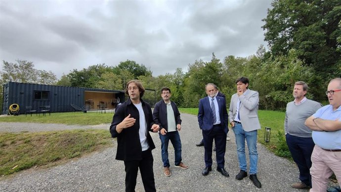 El consejero de Ciencia, Borja  Sánchez, visita las instalaciones de la empresa 'cowtainers"