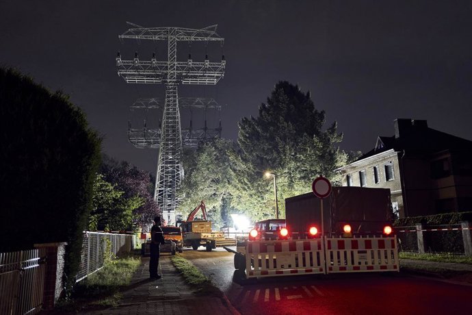 09 September 2025, Berlin: Repair work is carried out on a damaged electricity pylon after an arson attack on two pylons causes a widespread power outage in south-east Berlin. Around 43,000 households and 3,000 companies are initially affected, and repair
