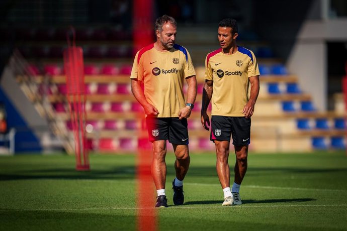Archivo - El nuevo entrenador del FC Barcelona, el alemán Hansi Flick, junto al exfutbolista Thiago Alcántara, que se formará como técnico en el club