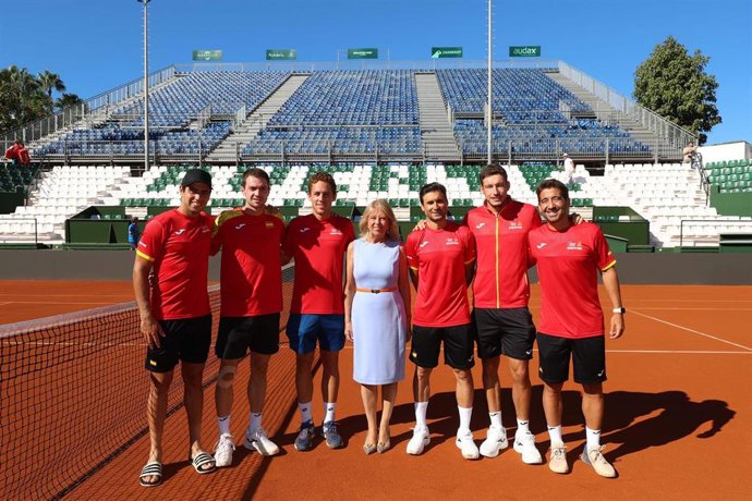 La alcaldesa, Ángeles Muñoz, ha visitado al equipo nacional