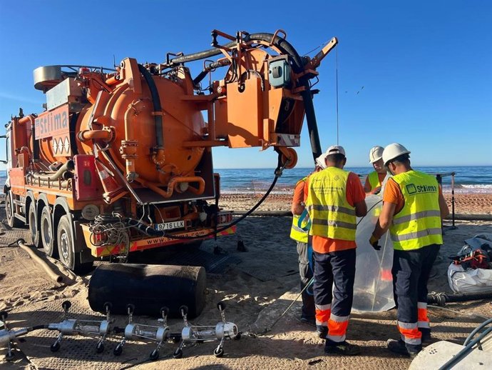 Acosol, sociedad dependiente de la Mancomunidad de Municipios de la Costa del Sol Occidental, ha iniciado las obras de rehabilitación con manga del colector principal de saneamiento integral en la playa de las Cañas, en la zona de Marbesa (Marbella).