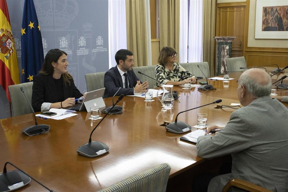 El ministro de Derechos Sociales, Pablo Bustinduy, en la reunión con la Plataforma de Mayores y Pensionistas.