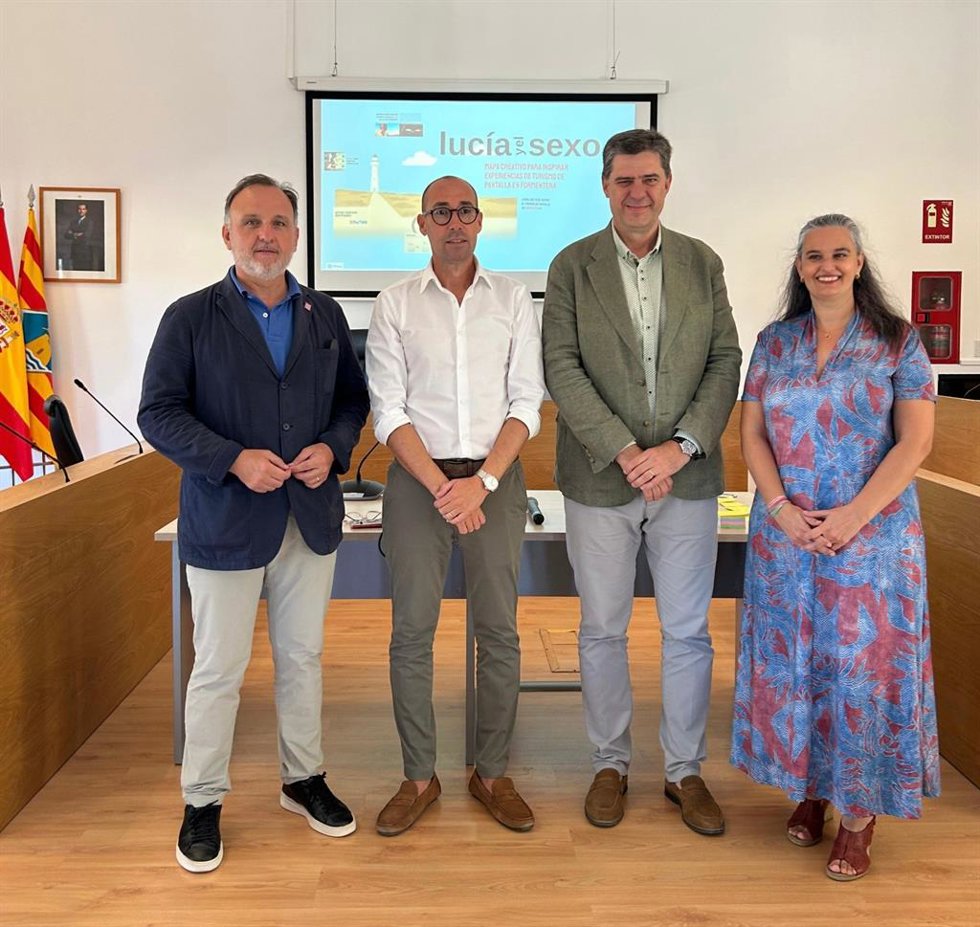 El presidente del Consell de Formentera, Óscar Portas, y el conseller de Turismo, Cultura y Deportes, Jaume Bauz, en la presentación de la experiencia turística sobre 'Lucía y el sexo'.