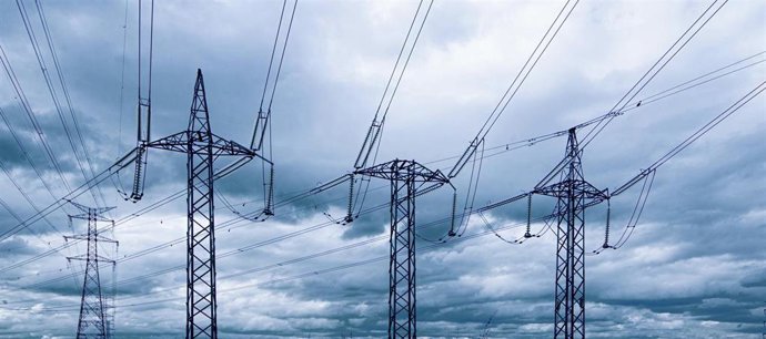 Archivo - Torres eléctricas. Imagen de archivo.