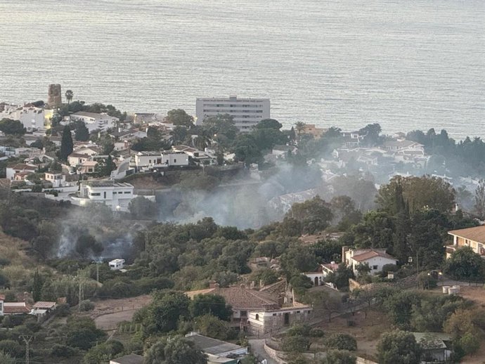 Vista de la zona del incendio en la Carretera del Sol en dirección a Torremuelle, en Benalmádena.