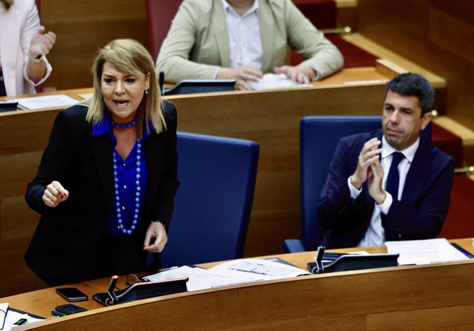 Archivo - Arxiu - La vicepresidenta primera i consellera de Servicis Socials, Igualtat i Habitatge, Susana Camarero (e), junt amb el president de la Generalitat, Carlos Mazón (d)