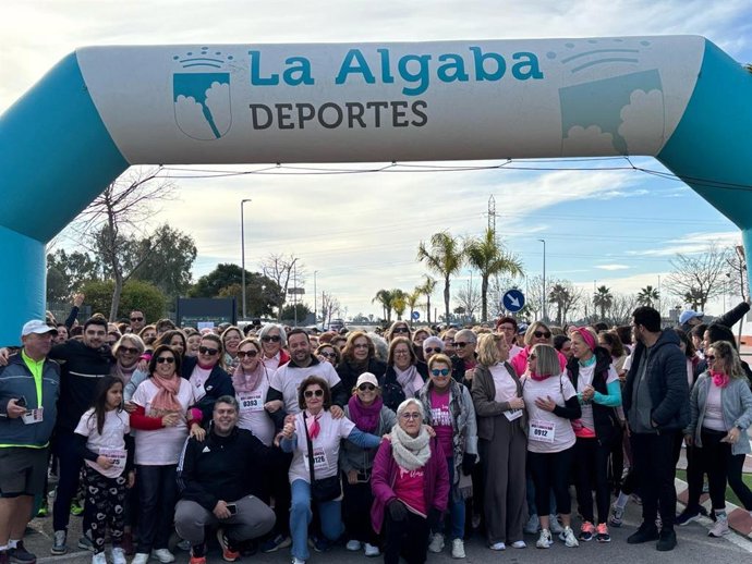 Archivo - VI Marcha Solidaria contra el cáncer de mama en La Algaba