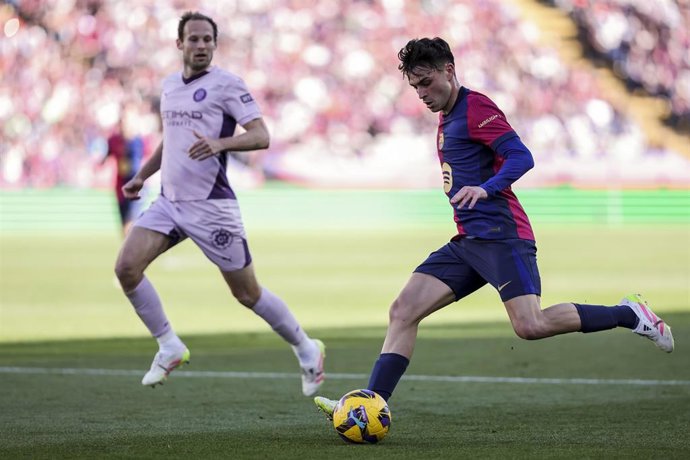Archivo - El centrocampista Pedri González y el defensor Daley Blind, en el partido de la temporada pasada entre Barcelona y Girona.