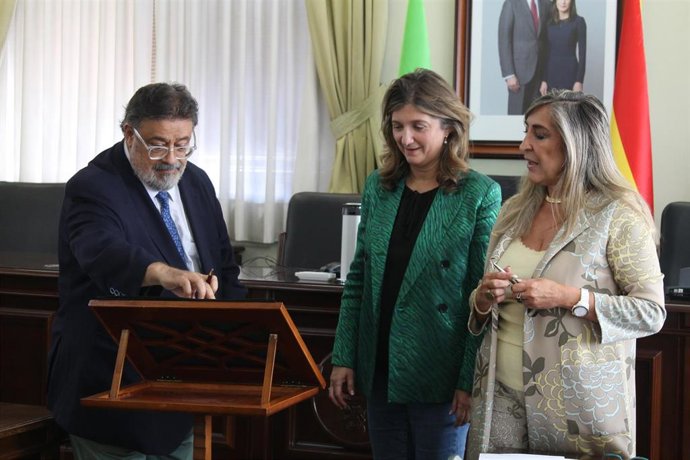 Enrique López (izquierda) toma posesión como director del Instituto de la Viña y el Vino de la ULE, acompañado por la rectora de la ULE, Nuria González (centro) y secretaria general de la ULE (derecha), Pilar Gutiérrez.