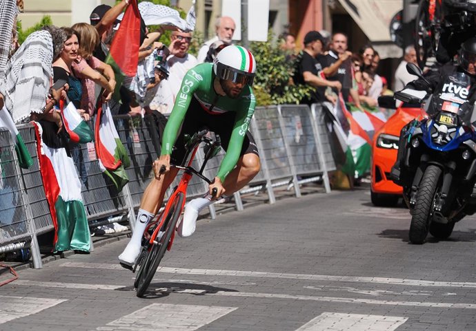 O ciclista Filippo Ganna durante a 18ª etapa da Vuelta a España, em 11 de setembro de 2025, em Valladolid, Castilla y León (Espanha). O contrarrelógio individual de hoje foi modificado para garantir a segurança e foi alterado de 27,2 quilômetros para 1 qu