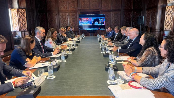 La Conselleria de Justícia i Administració Pública ha reunit a operadors jurídics amb la Fundació Comunitat Valenciana Regió Europea (FCVRE)