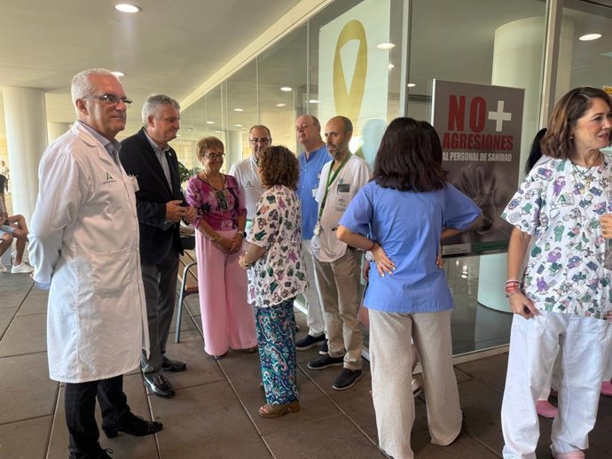 Colocación del lazo dorado en el Hospital Materno Infantil de Torrecárdenas en Almería por la campaña de cáncer infantil.