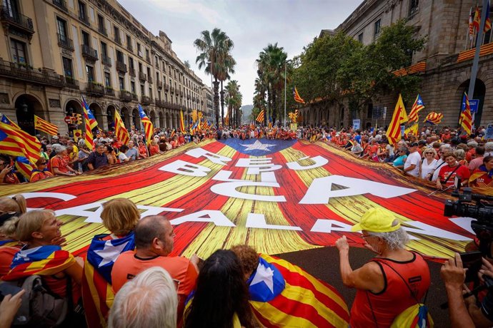 Cientos de personas durante la manifestación convocada por la ANC, a 11 de septiembre de 2025, en Barcelona, Catalunya (España). El lema de este año es “Más motivos que nunca. Independencia” y la marcha pone el foco en la defensa del catalán, la denuncia 