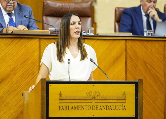 La diputada del Grupo Vox en Andalucía Purificación Fernández, este jueves en el Pleno del Parlamento en la defensa de la PNL de su grupo.