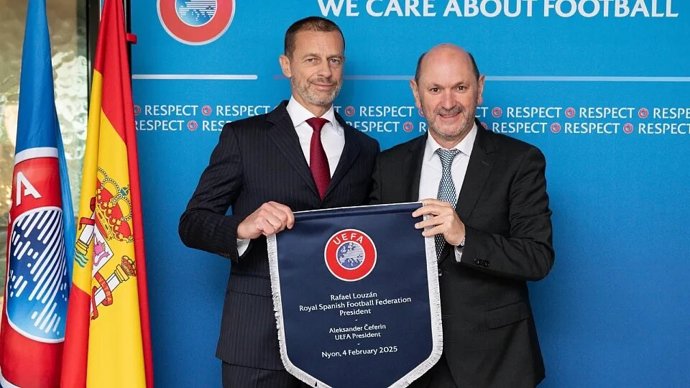 Archivo - El presidente de la RFEF, Rafael Louzán, se reúne con el máximo mandatario de UEFA, Aleksander Ceferin, en Nyon (Suiza).