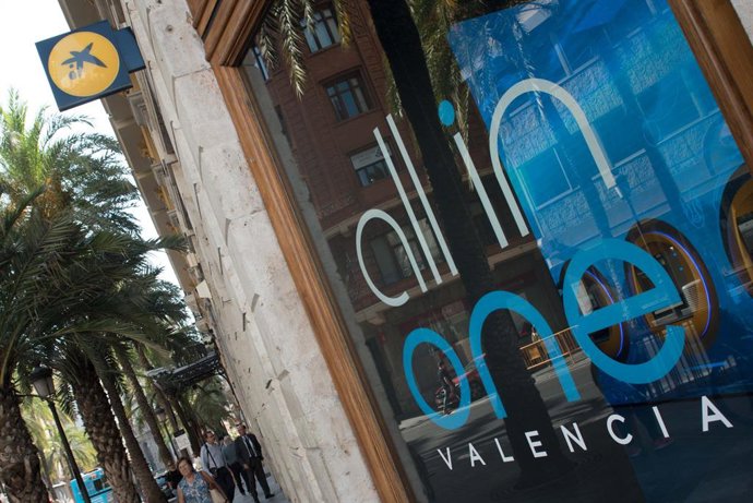 Archivo - Arxiu - Oficina All in one de CaixaBank a València.