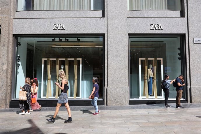 Archivo - Fachada de una tienda de Zara, en Madrid (España).