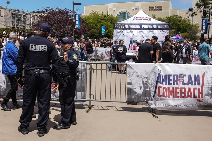 Archivo - Arquivo - 1º de maio de 2025, San Diego, Califórnia, Estados Unidos: A polícia fica de prontidão na praça para garantir que o evento esteja em ordem. O fundador da Turning Point USA e ativista político conservador americano, Charlie Kirk, se ins