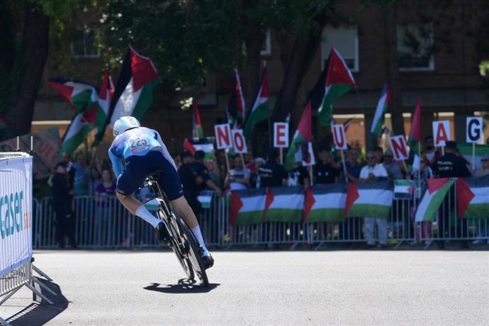 El israelí Nadav Raisberg, en un momento de su participación en la contrarreloj de Valladolid con grupos pro Palestina condenando el genocidio en Palestina.