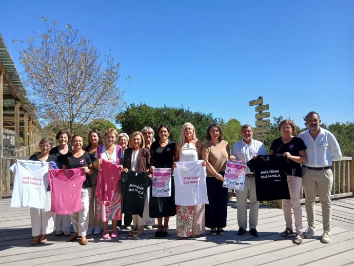 La delegada territorial de Fomento, Articulación del Territorio y Vivienda en Cádiz, Carmen Sánchez, y el delegado territorial de Inclusión Social, Juventud, Familias e Igualdad, Alfonso Candón, en la presentación de la Marcha Rosa de Amucan Bahía