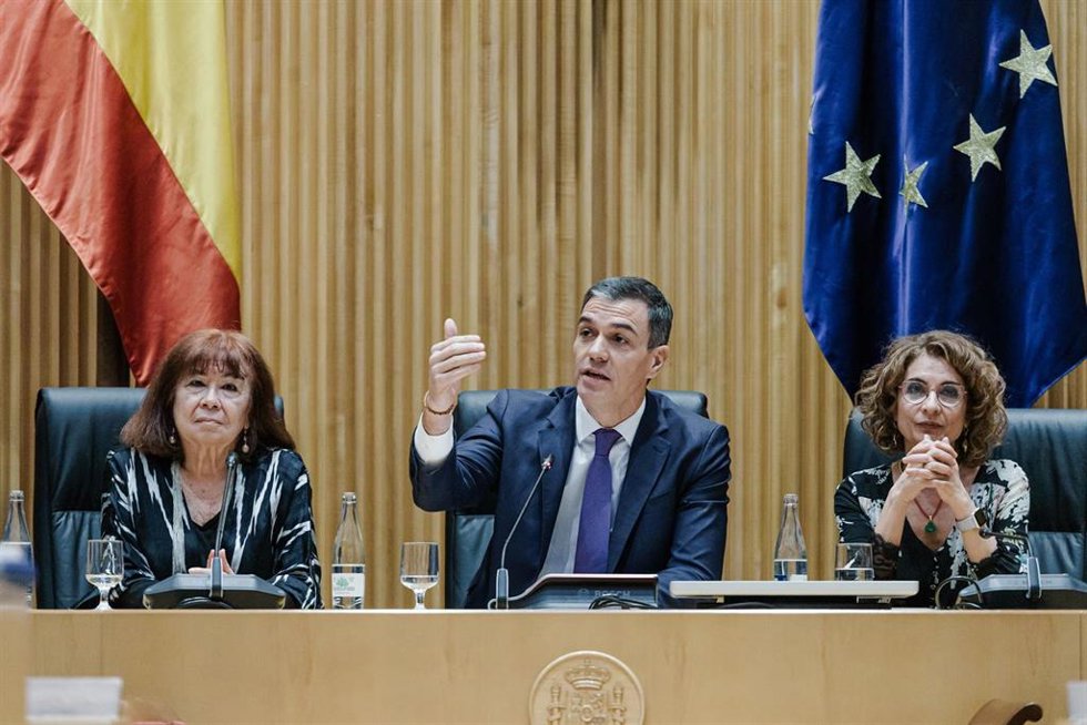 Archivo - La presidenta del PSOE, Cristina Narbona; el presidente del Gobierno, Pedro Sánchez y la vicesecretaria general del PSOE y vicepresidenta primera del Gobierno María Jesús Montero, durante la reunión interparlamentaria en febrero.