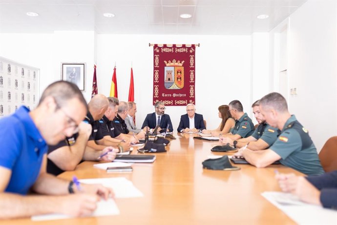 El delegado del Gobierno en la Región, Francisco Lucas, y el alcalde de Torre Pacheco, Pedro Ángel Roca, copresiden la Junta Local de Seguridad de la localidad