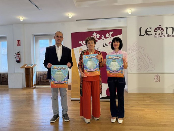 La concejala de Acción y Promoción Cultural, Elena Aguado (centro); el director del área de Actividades Culturales de la ULE, Iván Rega (izquierda) y la presidenta de León Ciudad Púrpura, Eva López (derecha), tras la reunión mantenida esta semana.