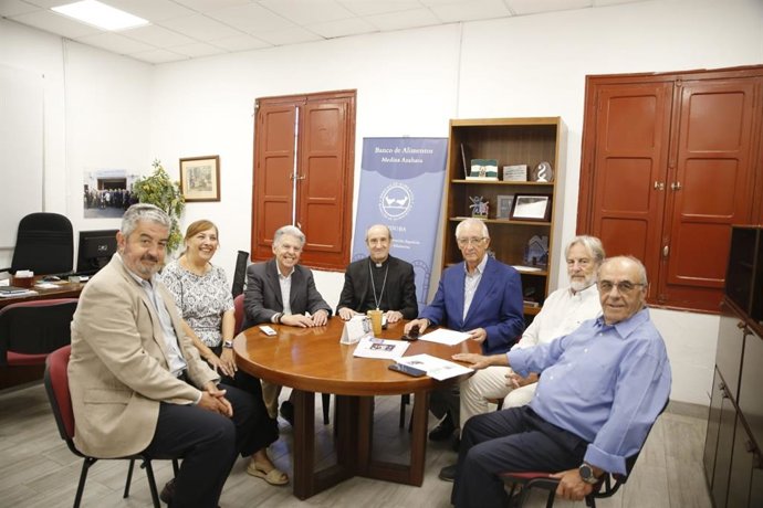 El obispo de Córdoba, Jesús Fernández (centro), en la visita al Banco de Alimentos Medina Azahara.