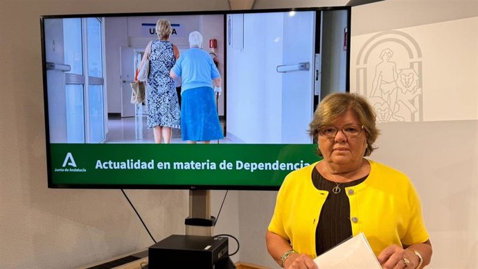 La delegada territorial de Inclusión Social, Juventud, Familias e Igualdad de la Junta de Andalucía en Córdoba, Dolores Sánchez, en rueda de prensa.